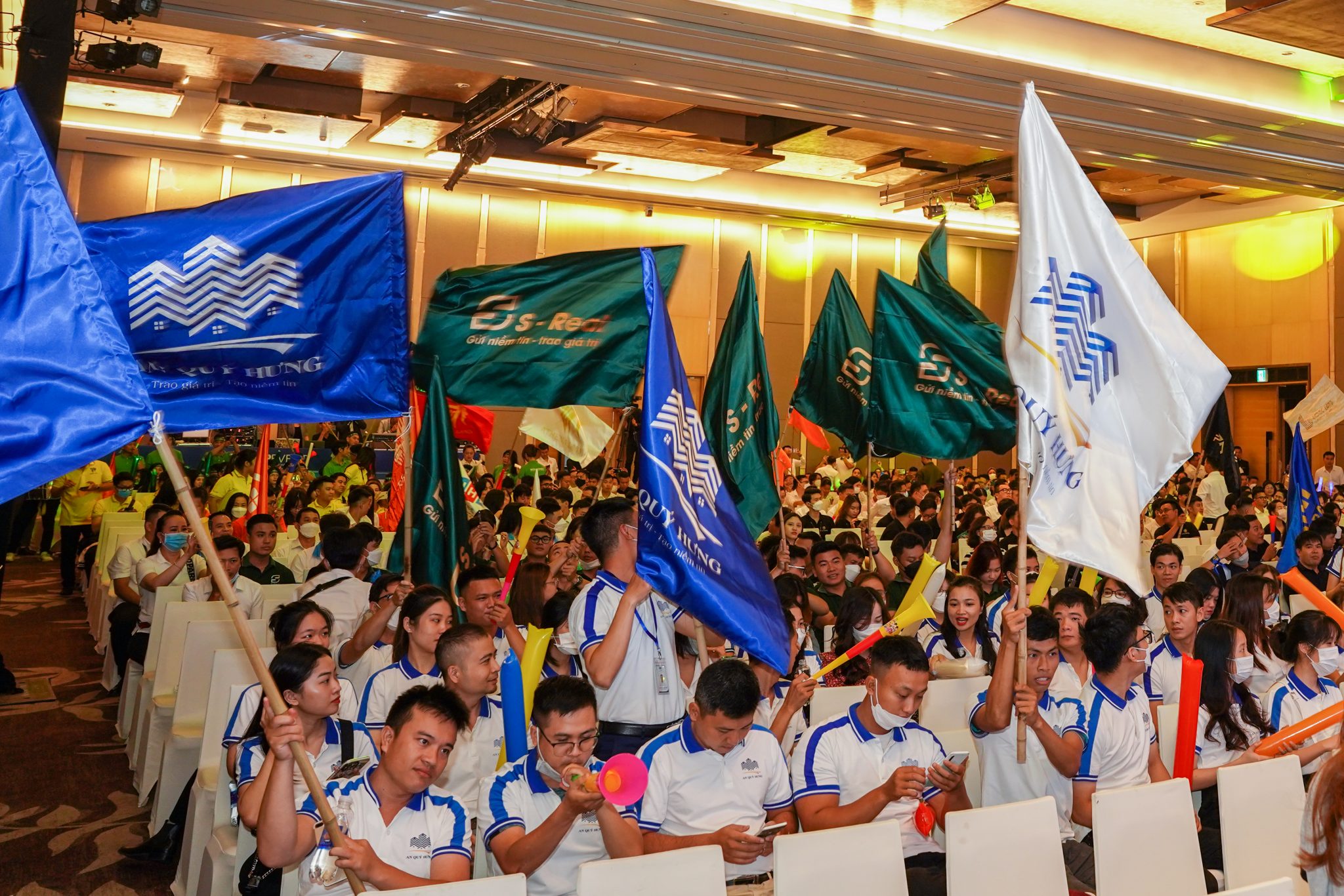 AN QUÝ HƯNG – NHỮNG “SỨ GIẢ HẠNH PHÚC” TẠI LỄ RA MẮT THE VENICE 5&6 – VENEZIA BEACH